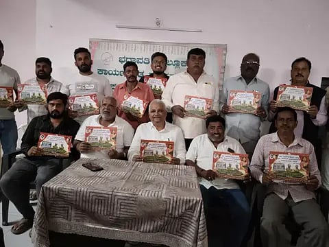 ಶಾಸಕ ಬಿ.ಕೆ.ಸಂಗಮೇಶ್ವರ್ ಕಾರ್ಯಕ್ರಮದ ಆಹ್ವಾನ ಪತ್ರಿಕೆ ಬಿಡುಗಡೆ ಮಾಡಿದರು,ಎಸ್.ಕುಮಾರ್, ಜಾರ್ಜ್, ಅರ್ಪಿತ್‌ಕುಮಾರ್, ಜಿ.ಕೆ.ದೇವೇಂದ್ರ, ರವಿಕುಮಾರ್, ಸಿ.ಜಯಪ್ಪ, ಗೋಪಿ, ವೆಂಕಟೇಶ್, ದಶರಥಗಿರಿ, ಲೋಕೇಶ್ ಇದ್ದರು.