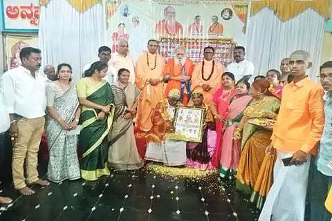 ಭದ್ರಾವತಿ ಸಿದ್ದಾರೂಢನಗರದಲ್ಲಿ ಆಯೋಜಿಸಿದ್ದ ಇಷ್ಟಲಿಂಗ ಪೂಜೆ ಕಾರ್ಯಕ್ರಮದಲ್ಲಿ ಪಡಿತರ ವಿತರಕ ಸಂಘದ ರಾಜ್ಯ ಪ್ರಧಾನ ಕಾರ್ಯದರ್ಶಿ ಸಿದ್ದಲಿಂಗಯ್ಯ ದಂಪತಿಯನ್ನು ಸನ್ಮಾನಿಸಲಾಯಿತು. ಶ್ರೀ ರೇಣುಕ ಶಿವಾಚಾರ್ಯ ಸ್ವಾಮೀಜಿ, ಶ್ರೀ ರಾಚೋಟೇಶ್ವರ ಶಿವಾಚಾರ್ಯರು, ಶ್ರೀ ಅಭಿನವ ಸಿದ್ದಲಿಂಗ ಶಿವಾಚಾರ್ಯರು ಇತರರಿದ್ದರು.