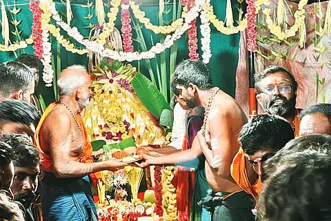 ಬಾಳೆಹೊನ್ನೂರು ಸಮೀಪದ ಕೋಣೆಮನೆಯ ಶೇಖರ ಪೂಜಾರಿ ಮನೆಯಂಗಳದಲ್ಲಿ ಅಯ್ಯಪ್ಪ ಸ್ವಾಮಿ ಮಾಲಾಧಾರಣೆಯ ಕನ್ನಿ ಸ್ವಾಮಿ ಪೂಜಾ ಕಾರ್ಯಕ್ರಮ ನಡೆಯಿತು. ಸಂದೀಪ್, ಮದನ್, ಪೊನ್ನಯ್ಯ, ನಟರಾಜ್, ಮನು ಮತ್ತಿತರರಿದ್ದರು.
