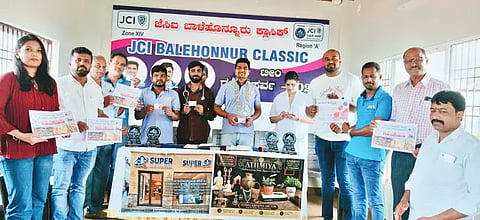 ಳೆಹೊನ್ನೂರಿನ ಜೆಸಿಐ ಆಯೋಜಿಸಿದ್ದ ಸ್ವಯಂಪ್ರೇರಿತ ರಕ್ತದಾನ ಶಿಬಿರವನ್ನು ರಕ್ತದಾನಿಗಳ ಚಾರ್ಟ್ ಬಿಡುಗಡೆಗೊಳಿಸುವ ಮೂಲಕ ಉದ್ಘಾಟಿಸಲಾಯಿತು. ಸನತ್ ಶೆಟ್ಟಿ, ಸಮೀರ್, ಇಬ್ರಾಹಿಂ ಶಾಫಿ, ಅಂಕಿತ್ ಹೊನ್ನಳ್ಳಿ, ಹಿತೈಶಿ, ರಾ.ವೆಂಕಟೇಶ್, ಸುಧಾಕರ್, ಚೈತನ್ಯ ವೆಂಕಿ ಇತರರಿದ್ದರು.