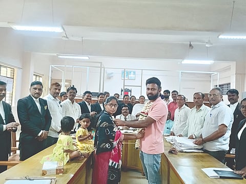 ಬೈಲಹೊಂಗಲ ನಗರದ ನ್ಯಾಯಾಲಯದಲ್ಲಿ ಏರ್ಪಡಿಸಿದ್ದ ರಾಷ್ಟ್ರೀಯ ಲೋಕ ಅದಾಲತ್​ ಕಾರ್ಯಕ್ರಮದಲ್ಲಿ ಪತಿ, ಪತ್ನಿ ಒಂದಾಗಿ ಪರಸ್ಪರ ಹಾರ ಬದಲಾಯಿಸಿಕೊಂಡರು. ನ್ಯಾಯಾಧೀಶರಾದ ರವಿ ಚೌಹಾಣ, ರೋಹಿಣಿ ಬಸ್ಸಾಪುರ ಹಾಗೂ ಬಸವರಾಜ ನಾಯಕ, ಎಸ್​.ಜಿ.ಬೂದಯ್ಯನವರಮಠ, ಸಿ.ಎಸ್​.ಚಿಕ್ಕನಗೌಡ್ರ, ಎಸ್​.ಜೆ.ಬಾವಿ ಇತರರಿದ್ದರು.