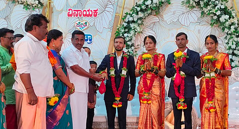 ಬೆಲಹೊಂಗಲ ನಗರದಲ್ಲಿ ಸಪ್ತಪದಿ ತುಳಿದ ಮೂಗ ದಂಪತಿ ಜೋಡಿಯನ್ನು ಜನರು ಹಾರೆಸಿದರು.