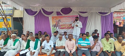 ಬೆಲಹೊಂಗಲದಲ್ಲಿ ನಡೆಯುತ್ತಿರುವ ಅರ್ನಿಧಿಷ್ಟಾವಧಿ ಧರಣಿ ಸ್ಥಳಕ್ಕೆ ಜಿಲ್ಲಾ ಗ್ರಾಮಾಂತರ ಬಿಜೆಪಿ ಅಧ್ಯ ಸುಭಾಸ ಪಾಟೀಲ ಭೇಟಿ ನೀಡಿ ಬೆಂಬಲ ವ್ಯಕ್ತಪಡಿಸಿದರು. ಡಾ.ವಿಶ್ವನಾಥ ಪಾಟೀಲ, ರಫೀಕ್​ ಬಡೇರ, ಶಂಕರ ಮಾಡಲಗಿ, ಎ್​.ಎಸ್​.ಸಿದ್ಧನಗೌಡರ ಇತರರು ಇದ್ದರು.