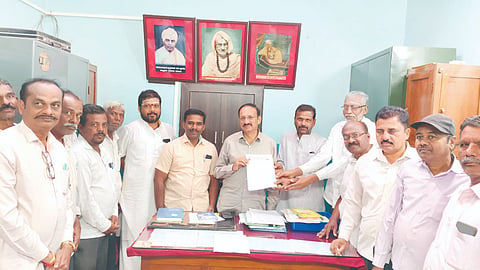 ದೇವಲಾಪುರ ಶ್ರೀ ಉಡಚಮ್ಮದೇವಿ ದೇವಸ್ಥಾನ ಜೀಣೋರ್ದ್ಧಾರಕ್ಕೆ ಹೆಚ್ಚುವರಿ ಅನುದಾನ ಒದಗಿಸಬೇಕೆಂದು ಆಗ್ರಹಿಸಿ ಗ್ರಾಮಸ್ಥರು  ಬೈಲಹೊಂಗಲದಲ್ಲಿ ಶಾಸಕ ಮಹಾಂತೇಶ ಕೌಜಲಗಿ ಅವರಿಗೆ ಮನವಿ ಸಲ್ಲಿಸಿದರು. ಈಶ್ವರ ಉಳ್ಳಾಗಡ್ಡಿ, ಚನ್ನಪ್ಪ ಬಂದಕ್ಕನವರ, ರುದ್ರಪ್ಪ  ಸುಂಕದ ಇತರರಿದ್ದರು.