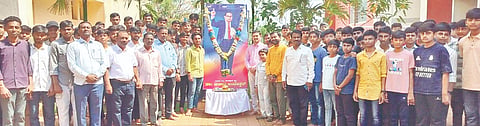 ಭಾಲ್ಕಿ ತಾಲೂಕಿನ ಕರಡ್ಯಾಳ ಚನ್ನಬಸವೇಶ್ವರ ಗುರುಕುಲದಲ್ಲಿ ಡಾ.ಬಿ.ಆರ್​.ಅಂಬೇಡ್ಕರ್​ ಜಯಂತಿ ಆಚರಿಸಲಾಯಿತು. ಪ್ರಾಚಾರ್ಯ ಬಸವರಾಜ ಮೊಳಕೀರೆ, ಉಪಪ್ರಾಚಾರ್ಯ ಸಿದ್ರಾಮ ಗೊಗ್ಗಾ ಇತರರಿದ್ದರು.