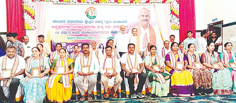  ಬೇಲೂರು ಪಟ್ಟಣ ಸಮೀಪದ ವಿ.ಆರ್ ಕಲ್ಯಾಣ ಮಂಟಪದಲ್ಲಿ ಆಯೋಜಿಸಿದ್ದ ಸ್ನೇಹ ಸಮ್ಮಿಲನ ಕಾರ್ಯಕ್ರಮದಲ್ಲಿ ಬೇಲೂರು ವಿಧಾನಸಭಾ ಕ್ಷೇತ್ರದ ಗ್ರಾಮ ಪಂಚಾಯಿತಿಗಳ ಸದಸ್ಯರನ್ನು ಶಾಸಕ ಎಚ್.ಕೆ.ಸುರೇಶ್ ಸನ್ಮಾನಿಸಿದರು. 