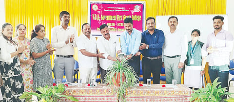  ವೈಡಿಡಿ ಸರ್ಕಾರಿ ಪ್ರಥಮ ದರ್ಜೆ ಕಾಲೇಜಿನಲ್ಲಿ ಆಯೋಜಿಸಿದ್ದ ಮಾನಸಿಕ ಆರೋಗ್ಯ ಉಪನ್ಯಾಸ ಕಾರ್ಯಕ್ರಮವನ್ನು ಗಣ್ಯರು ಉದ್ಘಾಟಿಸಿದರು. ಡಾ.ಕಾರ್ತಿಕ್, ವೀರಭದ್ರಪ್ಪ, ಡಾ.ಎನ್.ಎಂ.ಮಧು ಇತರರಿದ್ದರು.