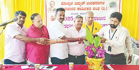 ಹೊಯ್ಸಳ ವಿದ್ಯುತ್ ಉಪಕರಣಗಳ ರಿಪೇರಿ ಕಾರ್ಮಿಕರ ಸಂಘದ 2025-26ನೇ ಸಾಲಿನ ಸರ್ವ ಸದಸ್ಯರ ವಾರ್ಷಿಕ ಮಹಾಸಭೆಯನ್ನು ಗಣ್ಯರು ಉದ್ಘಾಟಿಸಿದರು. ಶಶಿಕುಮಾರ್ ಉಪ್ಯೂರ್, ಬಿ.ಬಿ.ಶಿವರಾಜ್, ವಿಜಯ್ ಕುಮಾರ್ ಇತರರು ಇದ್ದರು.