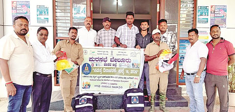 ಒಳ ಚರಂಡಿ ಹಾಗೂ ಸೆಪ್ಟಿಕ್ ಟ್ಯಾಂಕ್ ಶುಚಿಗೊಳಿಸುವ ಪೌರಕಾರ್ಮಿಕರಿಗೆ ಬೇಲೂರು ಪುರಸಭೆ ಮುಖ್ಯಾಧಿಕಾರಿ ಬಸವರಾಜ್ ಸಿಗ್ಗಾವಿ ಸುರಕ್ಷತಾ ಕಿಟ್ ವಿತರಿಸಿದರು.  