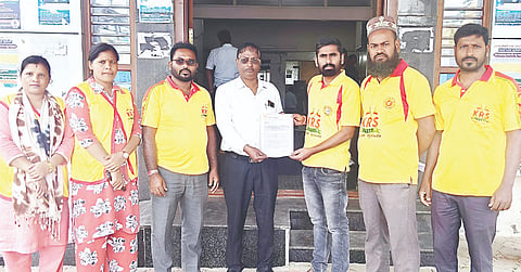  ಪುರಸಭೆಯಿಂದ ಹಮ್ಮಿಕೊಂಡಿರುವ ಅಧ್ಯಯನ ಪ್ರವಾಸ ಮರು ಪರಿಶೀಲಿಸುವಂತೆ ಒತ್ತಾಯಿಸಿ ಕೆಆರ್‌ಎಸ್ ಪಕ್ಷದ ಮುಖಂಡರು ಪುರಸಭೆ ಮುಖ್ಯಾಧಿಕಾರಿಗೆ ಮನವಿ ಸಲ್ಲಿಸಿದರು. ರಿಯಾಜ್ ಅಹಮ್ಮದ್, ಯೋಗೇಶ್, ಕುಸುಮಾ, ಶಶಿಕಲಾ ಇದ್ದರು.