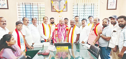 ಪುರಸಭೆ ಅಧ್ಯಕ್ಷರಾಗಿ ಇತ್ತೀಚೆಗೆ ಆಯ್ಕೆಯಾದ ಅಕ್ರಂ ಷರೀಫ್ ಅವರನ್ನು ಕರವೇ(ನಾರಾಯಣಗೌಡ ಬಣ)ದ ಕಾರ್ಯಕರ್ತರು ಅಭಿನಂದಿಸಿರುವುದು.