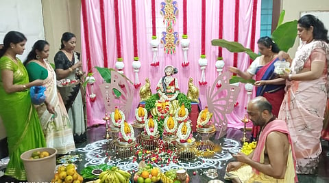ಕೋಟೆ ಶ್ರೀ ಕನ್ನಿಕಾ ಪರಮೇಶ್ವರಿ ದೇವಾಲಯದಲ್ಲಿ ಭಕ್ತರ ಸಮ್ಮುಖದಲ್ಲಿ ಅಷ್ಟಲಕ್ಷ್ಮಿ ಪೂಜೆ ನೆರವೇರಿಸಿದ ಅರ್ಚಕರು ಹಾಗೂ ಮಹಿಳೆಯರು.