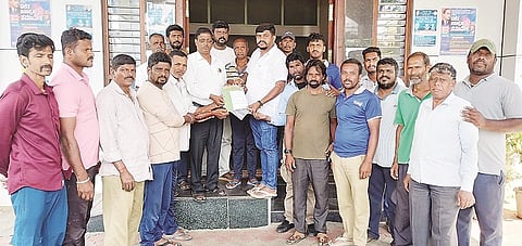 ನೀರು ಸರಬರಾಜು ಹೊರಗುತ್ತಿಗೆ ನೌಕರರಿಗೆ ವೇತನ ಹಾಗೂ  ಭವಿಷ್ಯ ನಿಧಿ ನೀಡುವಂತೆ ಒತ್ತಾಯಿಸಿ ಬೇಲೂರು ಪುರಸಭೆ ಮುಖ್ಯಾಧಿಕಾರಿ ಬಸವರಾಜ್ ಸಿಗ್ಗಾವಿಗೆ ನೌಕರರು ಮನವಿ ಸಲ್ಲಿಸಿದರು.