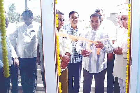 ನಾಗರಮುನ್ನೋಳಿ ಸರ್ಕಾರಿ ಶಾಲೆ ಉನ್ನತೀಕರಣಕ್ಕೆ ಶ್ರಮಿಸಿದ ಪ್ರಕಾಶ ಹುಕ್ಕೇರಿ ಅವರನ್ನು ಚಿಕ್ಕೋಡಿ ಪಟ್ಟಣದ ಗೃಹ ಕಚೇರಿಯಲ್ಲಿ ಗ್ರಾಮಸ್ಥರು ಸನ್ಮಾನಿಸಿದರು. ಸಿದ್ದಪ್ಪ ಮರ‌್ಯಾಯಿ, ಪಾಂಡುರಂಗ ಭಂಡಾರೆ ಇತರರಿದ್ದರು.