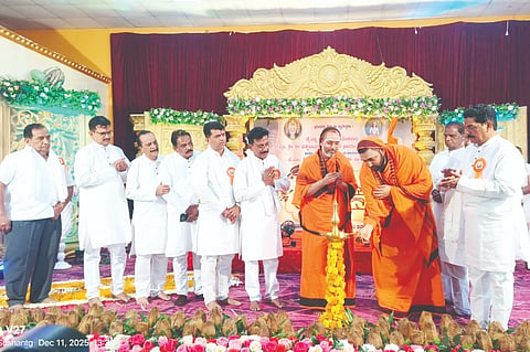 ಚಿಕ್ಕೋಡಿಯಲ್ಲಿ ಹಮ್ಮಿಕೊಂಡಿದ್ದ ದೈವಜ್ಞ ದರ್ಶನ ಕಾರ್ಯಕ್ರಮವನ್ನು ಸಚ್ಚಿದಾನಂದ ಜ್ಞಾನೇಶ್ವರ ಭಾರತಿ ಸ್ವಾಮೀಜಿ ಉದ್ಘಾಟಿಸಿದರು. ಸುಜ್ಞಾನೇಶ್ವರ ಭಾರತಿ ಸ್ವಾಮೀಜಿ, ರಮೇಶ ಕುಡತರಕರ, ಜಗದೀಶ ಕುರ್ಡೇಕರ ಇತರರಿದ್ದರು.