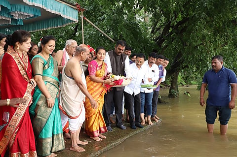  ಬೆಳಗಾವಿ ತಾಲೂಕಿನ ರಕ್ಕಸಕೊಪ್ಪ ಜಲಾಶಯಕ್ಕೆ ಶುಕ್ರವಾರ ಮೇಯರ್ ಪ್ರೀತಿ ಕಾಮಕರ ಬಾಗಿನ ಅರ್ಪಿಸಿದರು. ಹನಮಂತ ಕೊಂಗಾಲಿ, ಕಾರ್ತಿಕ ಎಂ., ಗಿರೀಶ ಧೋಂಗಡಿ ಇತರರಿದ್ದರು.