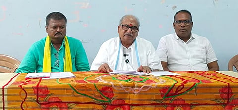 ಬೆಳಗಾವಿಯಲ್ಲಿ ಶುಕ್ರವಾರ ಭೀಮಪ್ಪ ಗಡಾದ ಸುದ್ದಿಗೋಷ್ಠಿಯಲ್ಲಿ ಮಾತನಾಡಿದರು. ಸಂಗಯ್ಯ ಹಿರೇಮಠ, ಸಿದ್ದಪ್ಪ ಬಳಿಗಾರ ಇದ್ದರು.