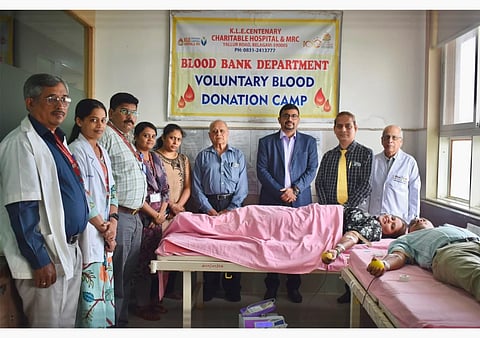 ಬೆಳಗಾವಿಯ ಕೆಎಲ್‌ಇ ಶತಮಾನೋತ್ಸವ ಚಾರಿಟಬಲ್ ಆಸ್ಪತ್ರೆಯಲ್ಲಿ ಭಾನುವಾರ ಜರುಗಿದ ರಕ್ತದಾನ ಶಿಬಿರದಲ್ಲಿ ನವಿನ ಎನ್, ಡಾ.ಸಂಜಯ ಕಂಬಾರ, ಡಾ.ಅಶೋಕ ಅಲತಗಿ, ಡಾ.ಜೀವನ ಜೋಶಿ ಇತರರಿದ್ದರು.