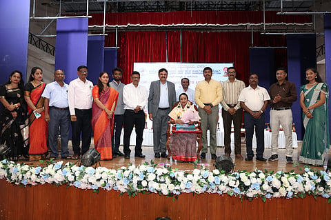 ಬೆಳಗಾವಿಯ ಕುಮಾರ ಗಂಧರ್ವ ಕಲಾಮಂದಿರದಲ್ಲಿ ಗುರುವಾರ ಜರುಗಿದ ಸಮಾರಂಭದಲ್ಲಿ ನಟ ಉಮಾಶ್ರೀಯವರನ್ನು ಸನ್ಮಾನಿಸಲಾಯಿತು.