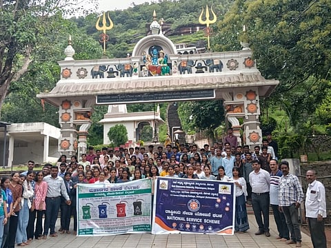 ಬೆಳಗಾವಿಯ ಲಿಂಗರಾಜ ಕಾಲೇಜಿನ ಎನ್‌ಎಸ್‌ಎಸ್ ಘಟಕದ ವತಿಯಿಂದ ಕಣಬರಗಿಯಲ್ಲಿ ಶುಕ್ರವಾರ ಏರ್ಪಡಿಸಿದ್ದ ಕಾರ್ಯಕ್ರಮದಲ್ಲಿ ಪಾಲ್ಗೊಂಡಿದ್ದ ವಿದ್ಯಾರ್ಥಿಗಳೊಂದಿಗೆ ಡಾ.ಶಶಿಕಾಂತ ಕೊಣ್ಣೂರ, ಸಂತೋಷ ಖೋತ, ಆದಿತ್ಯಾ ಪಾಟೀಲ, ಶಿವು ಕಮ್ಮಾರ ಇತರರಿದ್ದರು.