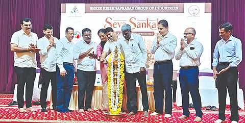 ಸೇವಾ ಸಂಕಲ್ಪ ಕಾರ್ಯಕ್ರಮವನ್ನು ಸಂಸದ ಕೋಟ ಶ್ರೀನಿವಾಸ ಪೂಜಾರಿ ಉದ್ಘಾಟಿಸಿದರು. ಪ್ರಮುಖರಾದ ಎ.ಕಿರಣ್ ಕುಮಾರ್ ಕೊಡ್ಗಿ, ಸಂಪತ್ ಶೆಟ್ಟಿ, ದಿನೇಶ ಹೆಗ್ಡೆ ಮೊಳಹಳ್ಳಿ, ಡಾ.ಕೊತ್ತಾಡಿ ಉಮೇಶ ಶೆಟ್ಟಿ, ವಸಂತ ಗಿಳಿಯಾರ್, ಬಿ.ಉದಯಕುಮಾರ್ ಶೆಟ್ಟಿ, ಬಿ.ವಿನಯ ಕುಮಾರ್ ಶೆಟ್ಟಿ, ಶಿರಿಯಾರ ಗೋಪಾಲಕೃಷ್ಣ ಶೆಟ್ಟಿ, ರಾಜೇಶ ಕೆ.ಸಿ., ಸೋನಾಲಿ ಎಸ್.ಶೆಟ್ಟಿ ಉಪಸ್ಥಿತರಿದ್ದರು.