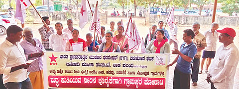 ಉಪ್ಪು ಮಿಶ್ರಿತ ಕಲುಷಿತ ನೀರಿನ ಸಮಸ್ಯೆ ಮತ್ತು ಶುದ್ಧ ಕುಡಿಯುವ ನೀರು ಪೂರೈಸುವಂತೆ ಆಗ್ರಹಿಸಿ ನಾಡ ಗ್ರಾಪಂ ಎದುರು ಪತಿಭಟನೆ ನಡೆಯಿತು. ಪ್ರಮುಖರಾದ ರಾಜೀವ ಪಡುಕೋಣೆ, ಎಚ್.ನರಸಿಂಹ, ರಾಜೇಶ ಬಗ್ವಾಡಿ, ನಾಗರತ್ನಾ ನಾಡ ಮೊದಲಾದವರಿದ್ದರು.