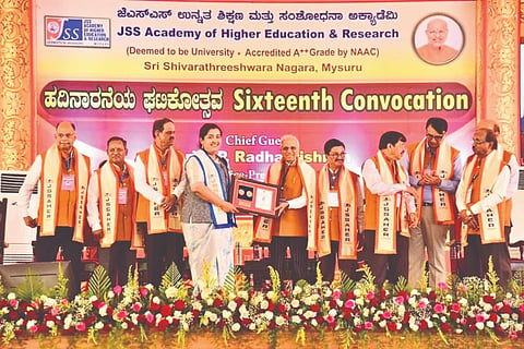 ಕಮ್ಯುನಿಟಿ ಮೆಡಿಸಿನ್ ವಿಭಾಗದ ವೈದ್ಯಕೀಯ ಸ್ನಾತಕೋತ್ತರ ಪದವಿ ಅಧ್ಯಯನದಲ್ಲಿ ಚಿನ್ನದ ಪದಕ ಗಳಿಸಿದ ಕುಂದಾಪುರ ಮೂಲದ ಡಾ.ಶ್ರದ್ಧಾ ಅವರನ್ನು ಗೌರವಿಸಲಾಯಿತು