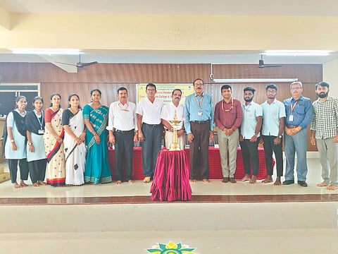   ಕೋಟೇಶ್ವರದ ಕಾಳಾವರ ವರದರಾಜ ಎಂ.ಶೆಟ್ಟಿ ಸರ್ಕಾರಿ ಕಾಲೇಜಿನಲ್ಲಿ ಕಾರ್ಯಾಗಾರ ನಡೆಯಿತು. ವಕೀಲ ಮಂಜುನಾಥ ಗಿಳಿಯಾರು, ಪ್ರೊ.ರಾಮರಾಯ ಆಚಾರ್ಯ ಇತರರು ಇದ್ದರು.