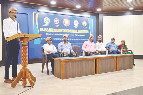 ಕುಂದಾಪುರದ ಡಾ.ಬಿ.ಬಿ.ಹೆಗ್ಡೆ ಪ್ರಥಮ ದರ್ಜೆ ಕಾಲೇಜಿನಲ್ಲಿ ಆಸಾಡಿ ಖಾದ್ಯಗಳ ತಯಾರಿ ಮತ್ತು ಪ್ರದರ್ಶನ ಸ್ಪರ್ಧೆ ನಡೆಯಿತು. ಪ್ರಮುಖರಾದ ಎ.ಜಯಕರ ಶೆಟ್ಟಿ, ಡಾ.ಕೆ.ಉಮೇಶ ಶೆಟ್ಟಿ, ಸಂತೋಷ್ ಶೆಟ್ಟಿ ಮತ್ತಿತರರು ಇದ್ದರು.