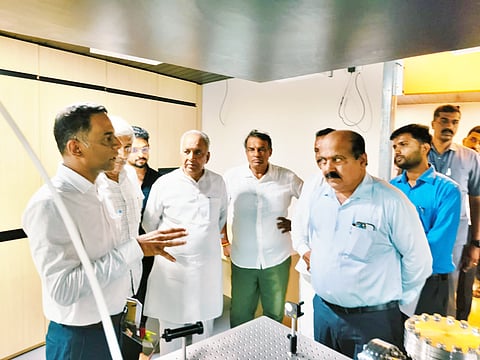 ಕುಂದಾಪುರ ಮೂಡ್ಲಕಟ್ಟೆಯ ಐ.ಎಂ.ಜೆ. ಸಂಶೋಧನಾ ಸಂಸ್ಥೆಯಲ್ಲಿರುವ ಕ್ವಾಂಟಮ್ ಕಂಪ್ಯೂಟಿಂಗ್ ಪ್ರಯೋಗಾಲಯ, ಡೆಲ್ಟಾಕ್ಯೂಗೆ ಸಚಿವ ಎನ್.ಎಸ್.ಬೋಸರಾಜು ಭೇಟಿ ನೀಡಿದರು. ಪ್ರಮುಖರಾದ ಮಂಜುನಾಥ್ ಭಂಡಾರಿ, ಜಯಪ್ರಕಾಶ್ ಹೆಗ್ಡೆ, ಶಿವಾನಂದ ಪ್ರಭು ಮೊದಲಾದವರಿದ್ದರು.