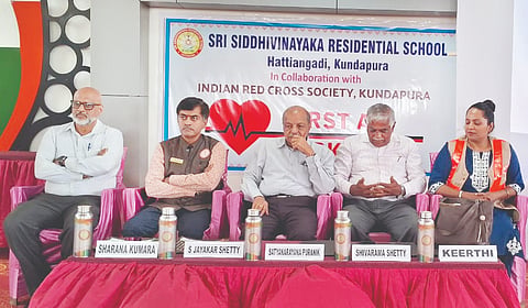 ಹಟ್ಟಿಯಂಗಡಿ ಶ್ರೀ ಸಿದ್ಧಿವಿನಾಯಕ ವಸತಿ ಶಾಲೆಯಲ್ಲಿ ಶಿಕ್ಷಕರಿಗೆ ಪ್ರಾಥಮಿಕ ಚಿಕಿತ್ಸೆ ಕಾರ್ಯಾಗಾರ ನಡೆಯಿತು. ಕೀರ್ತಿ, ಶರಣ ಕುಮಾರ, ಎಸ್.ಜಯಕರ ಶೆಟ್ಟಿ ಇತರರು ಇದ್ದರು.