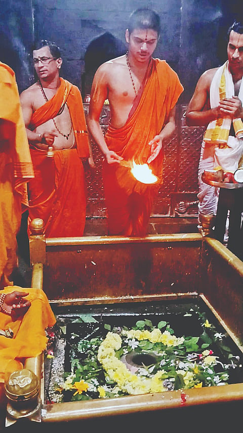 ಗೋಕರ್ಣದ ಶ್ರೀ ಮಹಾಬಲೇಶ್ವರ ಆತ್ಮಲಿಂಗಕ್ಕೆ ಉಡುಪಿ ಶ್ರೀ ಶಿರೂರು ಮಠಾಧೀಶರಾದ ಶ್ರೀ ವೇದವರ್ಧನತೀರ್ಥ ಶ್ರೀಪಾದ ಸ್ವಾಮೀಜಿ ಶನಿವಾರ ಸಂಜೆ ವಿಶೇಷ ಪೂಜೆ ಕೈಗೊಂಡರು.