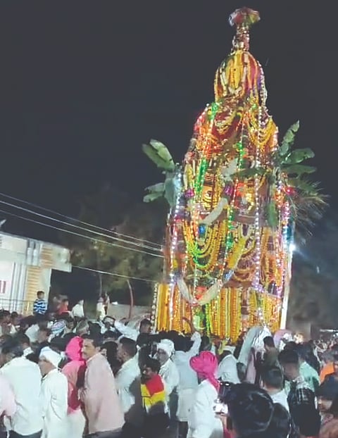ಗೌಡೂರು ಗ್ರಾಮದಲ್ಲಿ ಶನಿವಾರ ಸಂಜೆ ಅದ್ದೂರಿಯಾಗಿ ವೀರಭದ್ರೇಶ್ವರ ದೇವರ ರಥೋತ್ಸವ ಜರುಗಿತು.