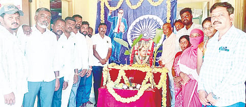 ಹಲಗೂರಿನ ನಾಡಕಚೇರಿಯಲ್ಲಿ ಡಾ.ಅಂಬೇಡ್ಕರ್ ಜಯಂತ್ಯುತ್ಸವ ಆಚರಿಸಲಾಯಿತು. ಕೆ.ನಟರಾಜ್, ಮಧುಸೂದನ್, ಸೋಮಣ್ಣ, ಸಿದ್ದರಾಯಿಮೌಳಿ ಇತರರು ಇದ್ದರು. 