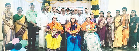 ಹಲಗೂರು ಕರ್ನಾಟಕ ಪಬ್ಲಿಕ್ ಶಾಲೆ ವತಿಯಿಂದ ಮಂಗಳವಾರ ಕುವೆಂಪು ಸಭಾಂಗಣದಲ್ಲಿ ಹಮ್ಮಿಕೊಂಡಿದ್ದ ಸಮಾರಂಭದಲ್ಲಿ ಹುಲ್ಲೇಗಾಲ ಗ್ರಾಮದ ಶಿಕ್ಷಕಿ ಹೇಮಲತಾ, ಕರಿಗೌಡನ ದೊಡ್ಡಿಯ ಶಾಲೆಯ ಶಿಕ್ಷಕಿ ಗೊಲ್ಲರ ಹಳ್ಳಿಯ ರಾಧಾ, ಮತ್ತು ಬಸವನಪುರದ ಶಿಕ್ಷಕಿ ಸುಕನ್ಯಾ ಅವರನ್ನು ಸನ್ಮಾನಿಸಲಾಯಿತು. ಜೈಶಂಕರ, ಅನುರಾಧಾ, ರವಿ, ಸೋಮಣ್ಣ, ಶ್ರೀನಿವಾಸ್, ಮಹಾಂತೇಶ್, ಪುಟ್ಟೇಗೌಡ, ಎಚ್.ಎಂ.ಮಹೇಶ್, ರಾಕೇಶ್ ಇತರರಿದ್ದರು.