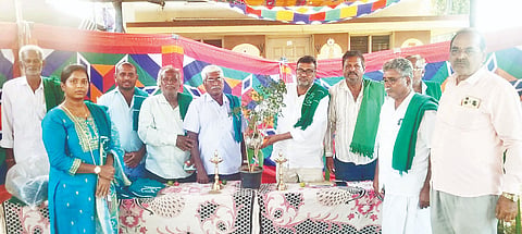 ಬ್ಯಾಡರಹಳ್ಳಿ ಗ್ರಾಮದಲ್ಲಿ ಕರ್ನಾಟಕ ರಾಜ್ಯ ರೈತ ಸಂಘದ ಬ್ಯಾಡರಹಳ್ಳಿ ಗ್ರಾಮ ಶಾಖೆ ಉದ್ಘಾಟಿಸಿದರು. ಕೆಂಪೂಗೌಡ, ಬೋರಾಪುರ ಶಂಕರೇಗೌಡ, ಶಿವರುದ್ರಪ್ಪ, ಹಲಗೂರು ಶ್ರೀನಿವಾಸ್, ಬಾಣಸಮುದ್ರ ದೇವರಾಜು, ದೊಡ್ಡಬೂಹಳ್ಳಿ ನಟರಾಜು, ಹುಸ್ಕೂರು ರಘು, ಸಿದ್ದೇಗೌಡ ಇತರರು ಇದ್ದರು.