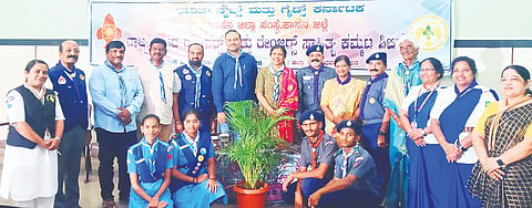 ಭಾರತ್ ಸ್ಕೌಟ್ಸ್  ಗೈಡ್ಸ್ ಕರ್ನಾಟಕ, ಜಿಲ್ಲಾ ಸಂಸ್ಥೆ ಹಾಸನ ಆಶ್ರಯದಲ್ಲಿ ಇತ್ತೀಚೆಗೆ ಹಮ್ಮಿಕೊಂಡಿದ್ದ ರಾಜ್ಯಮಟ್ಟದ ಸಾಹಿತ್ಯ ಕಮ್ಮಟವನ್ನು ಗಣ್ಯರು ಉದ್ಘಾಟಿಸಿದರು. ಎಚ್.ಎಂ.ಮನುಕುಮಾರ್, ಎಂ.ಬಿ.ಗಿರಿಜಾಂಬಿಕಾ, ಎಸ್.ಉಪ್ಪಾರ್ ಇತರರಿದ್ದರು.