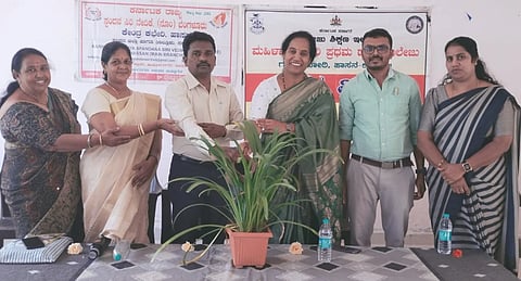 ಹಾಸನ ನಗರದ ಆರ್.ಸಿ. ರಸ್ತೆ ಗಂಧದಕೋಠಿ ಆವರಣದಲ್ಲಿರುವ ಮಹಿಳಾ ಸರ್ಕಾರಿ ಪ್ರಥಮ ದರ್ಜೆ ಕಾಲೇಜಿನ ಕನ್ನಡ ವಿಭಾಗದ ವತಿಯಿಂದ ಇತ್ತೀಚೆಗೆ ನಡೆದ ಚೋಮನ ದುಡಿ ಕಾದಂಬರಿ ಕುರಿತ ವಿಮರ್ಶೆ ಕಾರ್ಯಕ್ರಮವನ್ನು ಗಣ್ಯರು ಉದ್ಘಾಟಿಸಿದರು. ಇಂಜಿನಿಯರ್ ಕೆ.ಆರ್. ಕವಿತಾ, ಕಲಾವತಿ ಮಧುಸೂಧನ್, ಮಂಜಯ್ಯ ಇತರರಿದ್ದರು.