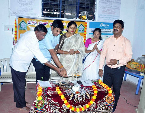 ಹಾಸನ ನಗರದ ತವರು ಚಾರಿಟಬಲ್ ಟ್ರಸ್ಟ್‌ನ ಅಶ್ರಯದಲ್ಲಿ ಹಮ್ಮಿಕೊಂಡಿದ್ದ ‘ತವರಿನ ಆಸರೆ’ ಉಚಿತ ಪೌಷ್ಟಿಕ ಆಹಾರ ವಿತರಣಾ ಕಾರ್ಯಕ್ರಮವನ್ನು ಗಣ್ಯರು ಉದ್ಘಾಟಿಸಿದರು. ರವಿಕುಮಾರ್ ಬಲ್ಲೇನಹಳ್ಳಿ, ಎಚ್.ಕೆ. ಪಾಲಾಕ್ಷ, ಜಿ.ಎನ್.ಅನುಸೂಯಾ, ರಂಗಸ್ವಾಮಿ, ಆರ್.ಕೆ. ಮಧುಪ್ರಿಯಾ ಇತರರಿದ್ದರು.
