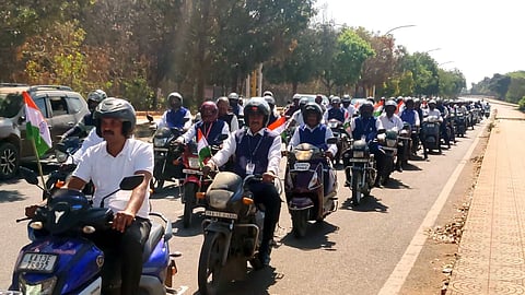 ಜಮ್ಮು-ಕಾಶ್ಮೀರದ ಪುಲ್ವಾಮಾದಲ್ಲಿ 2019 ಉಗ್ರರ ದಾಳಿಯಿಂದ ಹುತಾತ್ಮರಾದ ಸಿಆರ್‌ಪಿಎಫ್‌ನ 44 ಯೋಧರಿಗೆ ಶ್ರದ್ಧಾಂಜಲಿ ಹಾಗೂ ನಗರದ ಅರೆಸೇನಾ ಭವನಕ್ಕೆ ಒಂದು ವರ್ಷ ತುಂಬಿದ ಹಿನ್ನೆಲೆಯಲ್ಲಿ ನಗರದಲ್ಲಿ ಅರೆಸೇನಾ ಪಡೆ ನಿವೃತ್ತ ಯೋಧರ ಒಕ್ಕೂಟದಿಂದ ಶನಿವಾರ ಹಮ್ಮಿಕೊಂಡಿದ್ದ ಬೃಹತ್ ಬೈಕ್ ಜಾಥಾ ಎಲ್ಲರ ಗಮನ ಸೆಳೆಯಿತು.