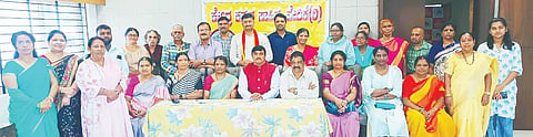 ನಗರದ ರಿಂಗ್ ರಸ್ತೆಯಲ್ಲಿರುವ ಖಾಸಗಿ ಹೋಟೆಲ್ ಸಭಾಂಗಣದಲ್ಲಿ ಯೋಗ ಶಿಕ್ಷಕಿ ಗಿರಿಜಾ ನಿರ್ವಾಣಿ ಅವರ ಪ್ರಾಯೋಜಕತ್ವದಲ್ಲಿ ಸಮುದ್ರವಳ್ಳಿ ವಾಸು ಅವರ ಒಳಗಣ್ಣು ಕೃತಿ ವಿಶ್ಲೇಷಣೆ ಮತ್ತು ಜಿಲ್ಲಾಮಟ್ಟದ ಕವಿಗೋಷ್ಠಿ ನಡೆಯಿತು. ಕೊಟ್ರೇಶ್ ಎಸ್.ಉಪ್ಪಾರ್,  ಎನ್. ಶೈಲಜಾ ಹಾಸನ, ರವಿ ನಾಕಲಗೂಡು ಇತರರಿದ್ದರು.