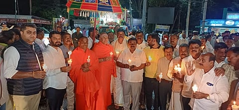 ಆದಿಚುಂಚನಗಿರಿ ಮಹಾಸಂಸ್ಥಾನ ಮಠದ ಪೀಠಾಧ್ಯಕ್ಷರಾಗಿದ್ದ ಶ್ರೀ ಡಾ. ಬಾಲಗಂಗಾಧರನಾಥ ಮಹಾಸ್ವಾಮೀಜಿಯವರ 13ನೇ ವರ್ಷದ ಪುಣ್ಯಾರಾಧನಾ ಮಹೋತ್ಸವ ಅಂಗವಾಗಿ ನಗರದ ಹೇಮಾವತಿ ಪ್ರತಿಮೆಯಿಂದ ಪುತ್ಥಳಿಯ ಮುತ್ತಿನ ಪಲ್ಲಕ್ಕಿ ಉತ್ಸವ ಹಾಗೂ ದಿವ್ಯ ಜ್ಯೋತಿ ಮೆರವಣಿಗೆ ನಡೆಯಿತು.
