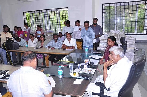 ಶಾಸಕ ಎಚ್.ಡಿ.ರೇವಣ್ಣ ಹಾಸನ ತಾಲೂಕು ಕಚೇರಿ ಸಭಾಂಗಣದಲ್ಲಿ ಅಧಿಕಾರಿಗಳ ಸಭೆ ನಡೆಸಿದರು. ತಹಸೀಲ್ದಾರ್ ಗೀತಾ ಇತರರಿದ್ದರು.