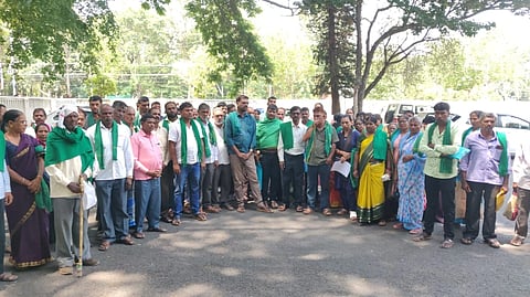 ಹಾಸನದ ಬೀರನಹಳ್ಳಿ ಕೆರೆ ಪ್ರದೇಶ ಹಾಗೂ ಅರಕಲಗೂಡು ತಾಲೂಕಿನ ಅಬ್ಬೂರು ಮಾಚಗೌಡನಹಳ್ಳಿಯಲ್ಲಿ ಹಕ್ಕುಪತ್ರ ಪಡೆದಿರುವವರಿಗೆ ನಿವೇಶನ ಹಂಚಿಕೆ ಮಾಡುವಂತೆ ಒತ್ತಾಯಿಸಿ ರೈತ ಸಂಘದ ಕಾರ್ಯಕರ್ತರು ಜಿಲ್ಲಾಧಿಕಾರಿ ಕಚೇರಿ ಎದುರು ಜಮಾಯಿಸಿದ್ದರು. ಬಾಬು, ವಿಠ್ಠಲ, ಗಂಗಾಧರ್, ಅಶೋಕ್ ಇತರರಿದ್ದರು.