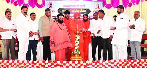 ಪಾರಿಶ್ವಾಡ ಗ್ರಾಮದ ಶರಣೆ ಮಲ್ಲಮ್ಮ ಗುಳಶೆಟ್ಟಿ ಸಭಾಭವನದಲ್ಲಿ ಹಮ್ಮಿಕೊಂಡಿದ್ದ ಸಹಕಾರಿಗಳ ಸತ್ಕಾರ ಸಮಾರಂಭವನ್ನು ಗಣ್ಯರು ಉದ್ಘಾಟಿಸಿದರು. ಗುರುಸಿದ್ದ ಸ್ವಾಮೀಜಿ, ಶಂಭುಲಿಂಗ ಶಿವಾಚಾರ್ಯ ಸ್ವಾಮೀಜಿ, ವಿಠ್ಠಲ ಹಲಗೇಕರ ಇತರರಿದ್ದರು.
