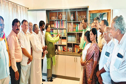 ಕಡೂರಿನ ಮಲ್ಲೇಶ್ವರದ ಪ್ರಾಧ್ಯಾಪಕ ಡಾ.ಆನಂದ್ ನಿವಾಸದಲ್ಲಿ ಮನೆಗೊಂದು ಗ್ರಂಥಾಲಯವನ್ನು ಡಾ.ಮಾನಸ ಉದ್ಘಾಟಿಸಿದರು. 