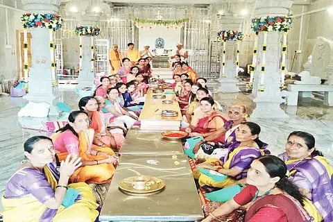 ಶ್ರಾವಣ ಮೊದಲ ಶುಕ್ರವಾರ ನಿಮಿತ್ತ ಬಿದರೂರು ಶ್ರೀ ವರ್ಧಮಾನ ಸ್ವಾಮಿ ದಿಗಂಬರ ಜೈನ ಬಸದಿಯ ವಿಶೇಷ ಪೂಜೆಯಲ್ಲಿ ಪಾಲ್ಗೊಂಡಿದ್ದ ಮರಬಿಡಿ ಸೀಮೆಯ ಶ್ರಾವಕ-ಶ್ರಾವಕಿಯರು.