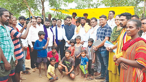 ಹತ್ತರಗುಂಜಿ ಇಂದಿರಾ ನಗರದ ಬಳಿ ಹಕ್ಕಿಪಿಕ್ಕಿ ಆದಿವಾಸಿ ಸಮುದಾಯದ ಜನರನ್ನು ಜಿಪಂ ಸಿಇಒ ರಾಹುಲ್ ಶಿಂಧೆ ಭೇಟಿ ಮಾಡಿ ಸಮಸ್ಯೆ ಆಲಿಸಿದರು. ರಮೇಶ ಮೇತ್ರಿ, ರಾಜಶೇಖರ ಹಿಂಡಲಗಿ ಇದ್ದರು.