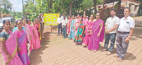 ಪಂಚಾಯಿತಿ ಮುಂಭಾಗದಲ್ಲಿ ತಂಬಾಕುಮುಕ್ತ ಗ್ರಾಮ ನಾಮಫಲಕ ಅಳವಡಿಸಲಾಯಿತು. ತಾಲೂಕು ಪಂಚಾಯಿತಿ ಕಾರ್ಯನಿರ್ವಹಣಾಧಿಕಾರಿ ಗುರುದತ್ ಎಂ.ಎನ್, ಜಿಲ್ಲಾ ತಂಬಾಕು ನಿಯಂತ್ರಣ ಕೋಶದ ಸಲಹೆಗಾರ ಪುಂಡಲೀಕ, ಜಿಲ್ಲಾ ತಂಬಾಕು ನಿಯಂತ್ರಣ ಕೋಶದ ಸಾಮಾಜಿಕ ಕಾರ್ಯಕರ್ತೆ ಶ್ರುತಿ ಜೆ.ಸಾಲಿಯಾನ್ ಮತ್ತಿತರರಿದ್ದರು.     