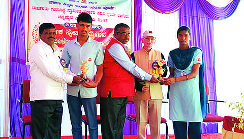  ಚನ್ನಮ್ಮನ ಕಿತ್ತೂರಿನ ರಾಜಗುರು ಗುರುಸಿದ್ಧ ಸ್ವಾಮೀಜಿ ಸರ್ಕಾರಿ ಪಪೂ ಕಾಲೇಜಿನಲ್ಲಿ ಹಮ್ಮಿಕೊಂಡಿದ್ದ ಸ್ನೇಹ ಸಮ್ಮೇಳನ ಹಾಗೂ ಬೀಳ್ಕೊಡುಗೆ ಸಮಾರಂಭದಲ್ಲಿ ವಿದ್ಯಾರ್ಥಿಗಳಿಗೆ ಪ್ರತಿಭಾ ಪುರಸ್ಕಾರ ವಿತರಿಸಲಾಯಿತು. ಆರ್.ಎಫ್‌.ಲೋಟಗೇರಿ, ಜಿ.ಎಂ.ಗಣಾಚಾರಿ, ಎಸ್.ಬಿ.ಪೆಂಟೇದ ಇತರರಿದ್ದರು.